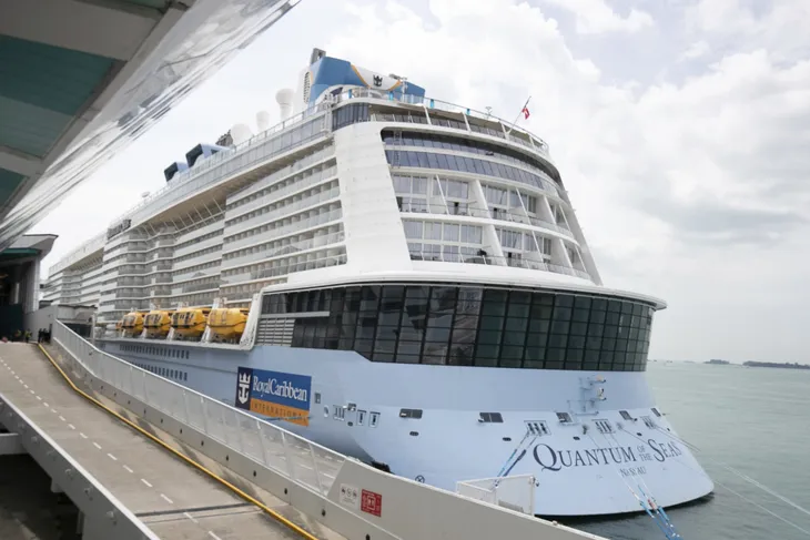 Phát hiện ca mắc COVID-19 trên siêu du thuyền Royal Caribbean ở Singapore - Ảnh 1. Phát hiện ca mắc COVID-19 trên siêu du thuyền Royal Caribbean ở Singapore - Ảnh 1.