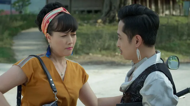 Hướng dương ngược nắng - Tập 1: Minh Châu (Hồng Diễm) thản nhiên kéo thẳng Trung Kiên (Hồng Đăng) vào tắm cùng - Ảnh 5. Hướng dương ngược nắng - Tập 1: Minh Châu (Hồng Diễm) thản nhiên kéo thẳng Trung Kiên (Hồng Đăng) vào tắm cùng - Ảnh 5.