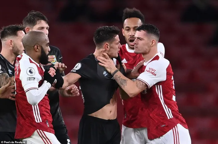 Arsenal 0-1 Burnley: Xhaka nhận thẻ đỏ, Aubameyang đốt lưới nhà - Ảnh 1. Arsenal 0-1 Burnley: Xhaka nhận thẻ đỏ, Aubameyang đốt lưới nhà - Ảnh 1.