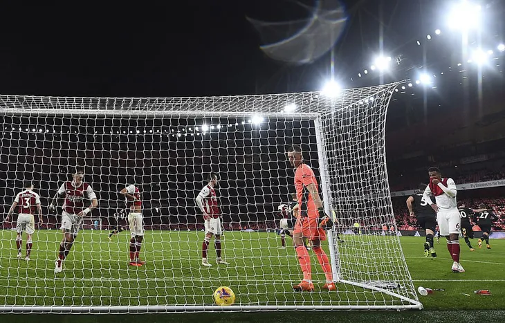 Arsenal 0-1 Burnley: Xhaka nhận thẻ đỏ, Aubameyang đốt lưới nhà - Ảnh 3. Arsenal 0-1 Burnley: Xhaka nhận thẻ đỏ, Aubameyang đốt lưới nhà - Ảnh 3.
