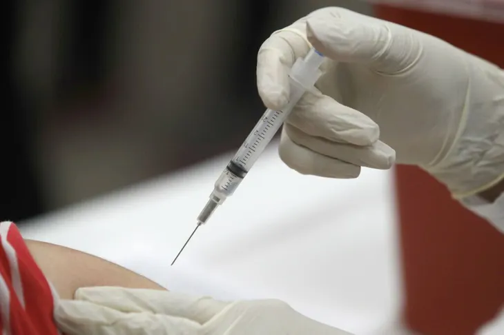 Pfizer và Moderna có thể kiếm được 32 tỷ USD từ bán vaccine COVID-19 - Ảnh 3. Pfizer và Moderna có thể kiếm được 32 tỷ USD từ bán vaccine COVID-19 - Ảnh 3.