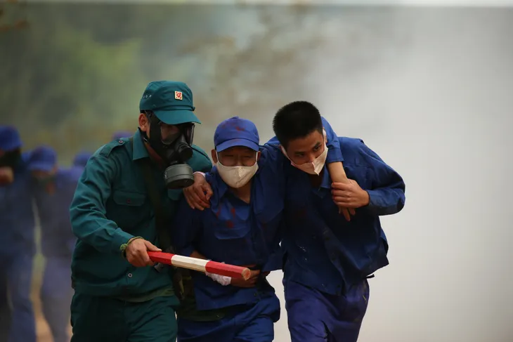 Bộ đội hóa học diễn tập ứng phó sự cố môi trường - Ảnh 5. Bộ đội hóa học diễn tập ứng phó sự cố môi trường - Ảnh 5.
