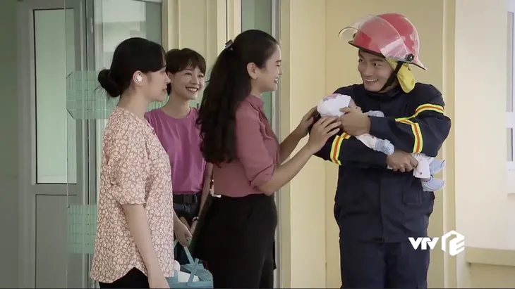 Lửa ấm - Tập cuối: Ngọc xấu hổ ra đi, Thủy vị tha bỏ qua tất cả lỗi lầm - Ảnh 23. Lửa ấm - Tập cuối: Ngọc xấu hổ ra đi, Thủy vị tha bỏ qua tất cả lỗi lầm - Ảnh 23.