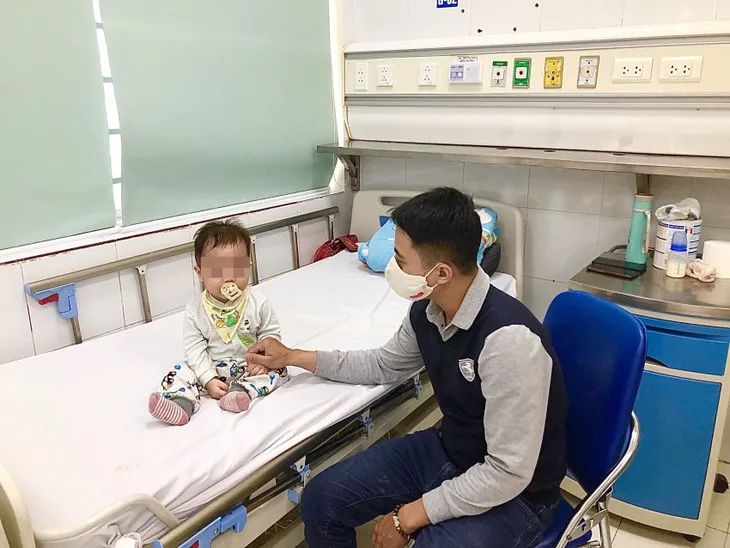 Hàng trăm trẻ nhập viện vì cúm, nhiều trẻ biến chứng nặng - Ảnh 1. Hàng trăm trẻ nhập viện vì cúm, nhiều trẻ biến chứng nặng - Ảnh 1.