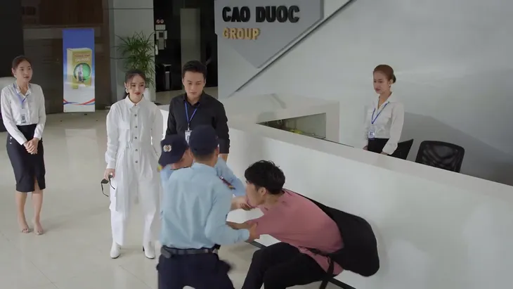 Hướng dương ngược nắng - Tập 2: Trí nhận tổ nhận tông bất thành nhưng châm ngòi cho loạt xung đột của Cao Dược - Ảnh 11. Hướng dương ngược nắng - Tập 2: Trí nhận tổ nhận tông bất thành nhưng châm ngòi cho loạt xung đột của Cao Dược - Ảnh 11.