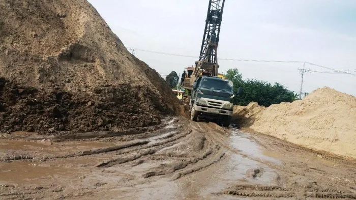 Xử phạt xe quá khổ, quá tải: Khó do đâu? - Ảnh 1. Xử phạt xe quá khổ, quá tải: Khó do đâu? - Ảnh 1.