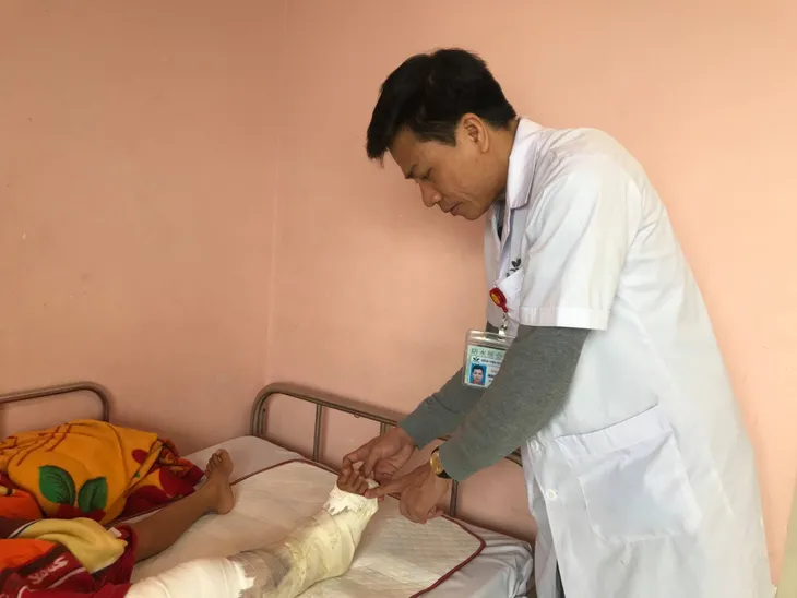 Bảo tồn cẳng chân bị dập nát cho bé trai bị tai nạn máy xúc - Ảnh 1. Bảo tồn cẳng chân bị dập nát cho bé trai bị tai nạn máy xúc - Ảnh 1.