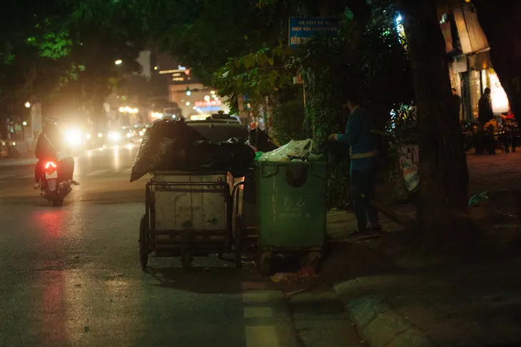 Hà Nội rét đậm, gánh nặng mưu sinh càng thêm nặng - Ảnh 2. Hà Nội rét đậm, gánh nặng mưu sinh càng thêm nặng - Ảnh 2.