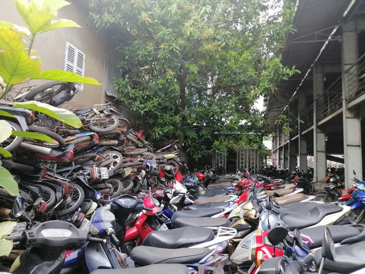 Hàng trăm xe máy bị bỏ rơi, chất đống tại hai bến xe ở TP Hồ Chí Minh - Ảnh 2. Hàng trăm xe máy bị bỏ rơi, chất đống tại hai bến xe ở TP Hồ Chí Minh - Ảnh 2.