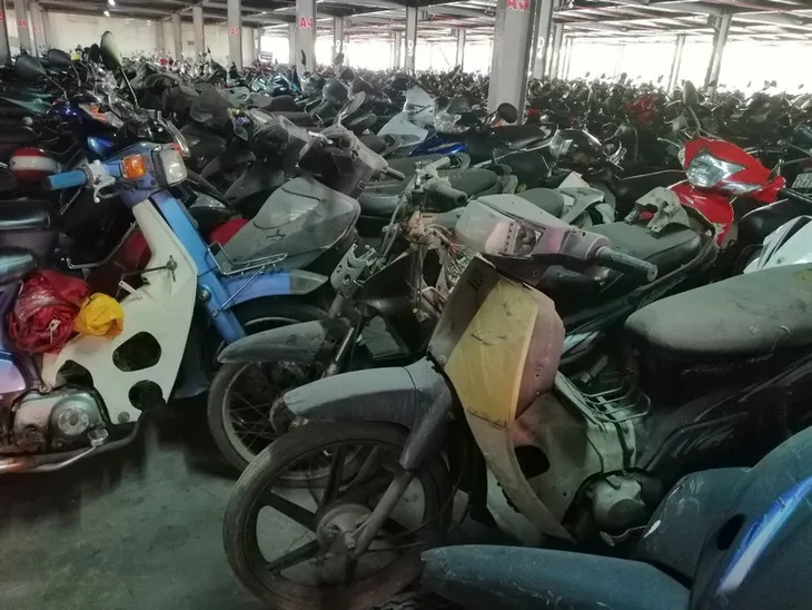 Hàng trăm xe máy bị bỏ rơi, chất đống tại hai bến xe ở TP Hồ Chí Minh - Ảnh 1. Hàng trăm xe máy bị bỏ rơi, chất đống tại hai bến xe ở TP Hồ Chí Minh - Ảnh 1.