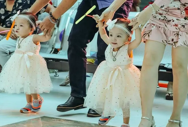 Trúc Nhi - Diệu Nhi chập chững những bước đi đầu tiên - Ảnh 2. Trúc Nhi - Diệu Nhi chập chững những bước đi đầu tiên - Ảnh 2.