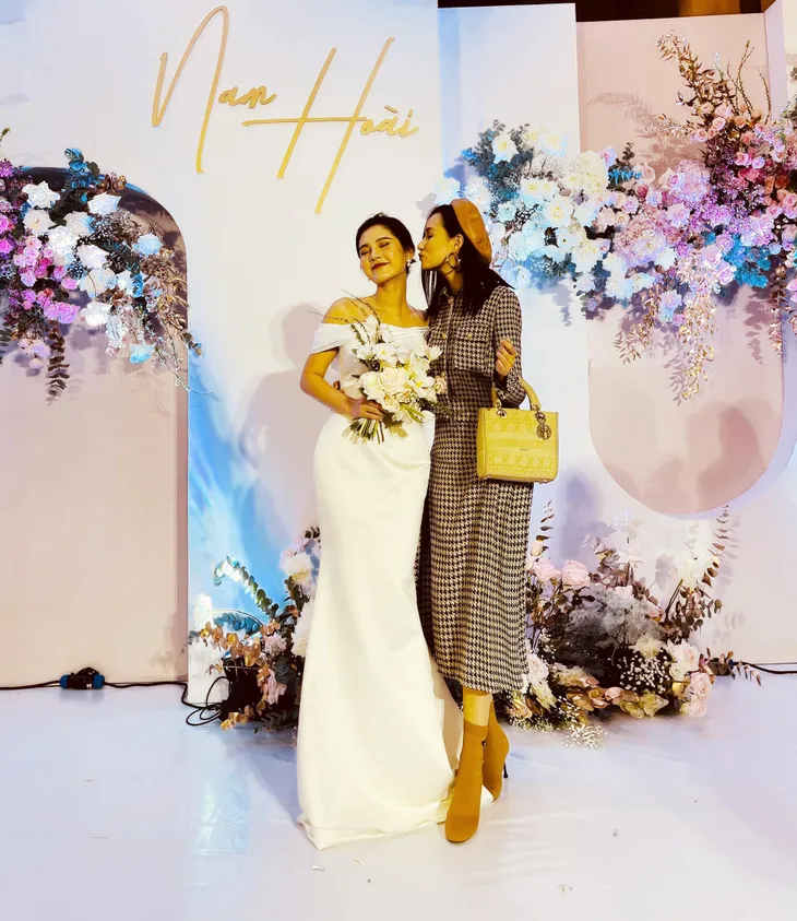 Phanh Lee, Huyền Lizzie nô nức dự đám cưới Thu Hoài trong giá rét - Ảnh 1. Phanh Lee, Huyền Lizzie nô nức dự đám cưới Thu Hoài trong giá rét - Ảnh 1.