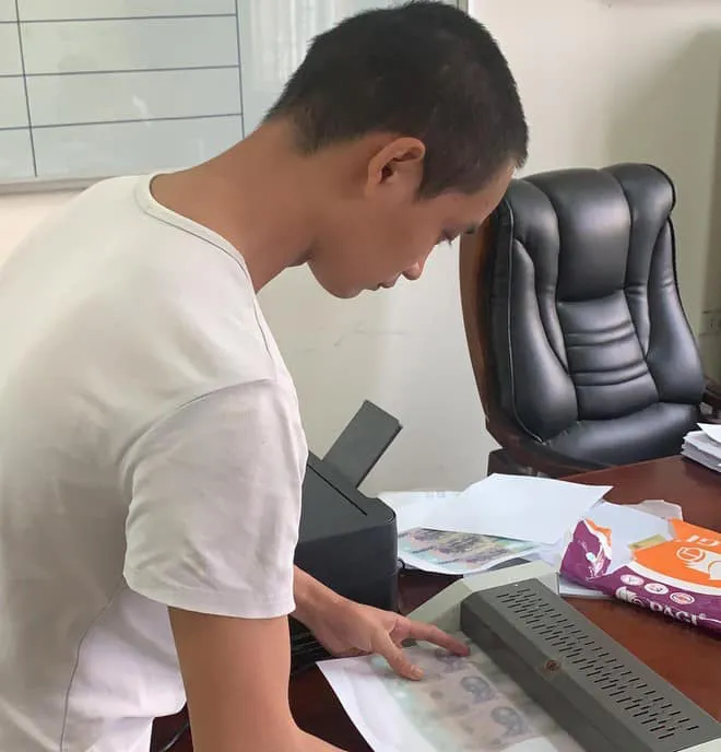 Bắt giữ nhóm đối tượng in tiền giả để bán qua Facebook, Zalo - Ảnh 1. Bắt giữ nhóm đối tượng in tiền giả để bán qua Facebook, Zalo - Ảnh 1.