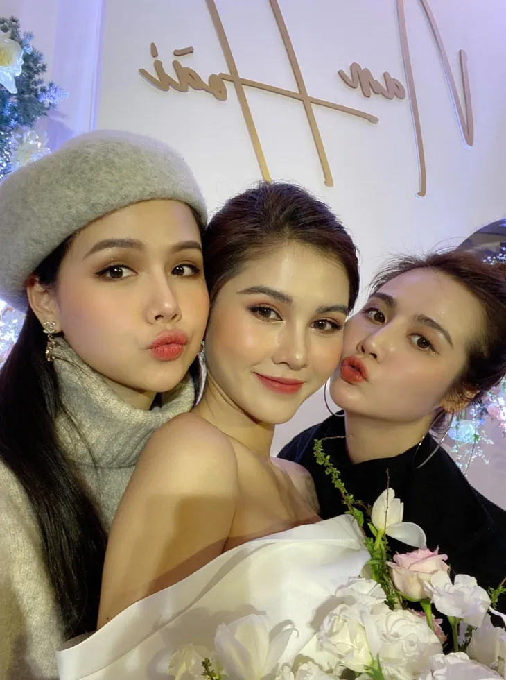Phanh Lee, Huyền Lizzie nô nức dự đám cưới Thu Hoài trong giá rét - Ảnh 5. Phanh Lee, Huyền Lizzie nô nức dự đám cưới Thu Hoài trong giá rét - Ảnh 5.