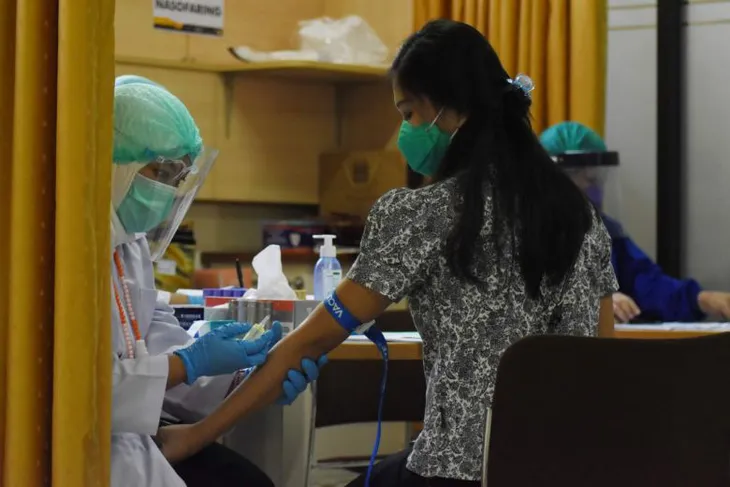 Đi ngược thế giới, Indonesia ưu tiên tiêm ngừa COVID-19 cho người trẻ tuổi - Ảnh 2. Đi ngược thế giới, Indonesia ưu tiên tiêm ngừa COVID-19 cho người trẻ tuổi - Ảnh 2.