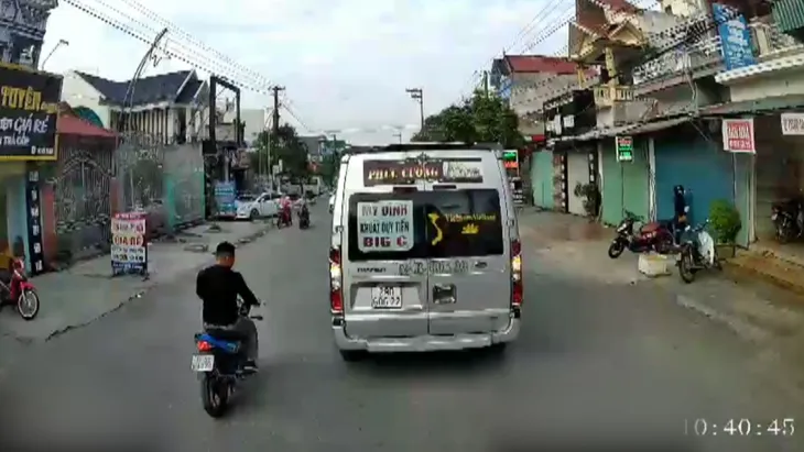 Chặn đường để... sửa lốp, khủng bố bằng gạch - Muôn trò chèn ép xe khách của Giám đốc giang hồ Cường Dụ - Ảnh 1. Chặn đường để... sửa lốp, khủng bố bằng gạch - Muôn trò chèn ép xe khách của Giám đốc giang hồ Cường Dụ - Ảnh 1.
