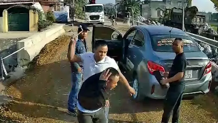 Chặn đường để... sửa lốp, khủng bố bằng gạch - Muôn trò chèn ép xe khách của Giám đốc giang hồ Cường Dụ - Ảnh 4. Chặn đường để... sửa lốp, khủng bố bằng gạch - Muôn trò chèn ép xe khách của Giám đốc giang hồ Cường Dụ - Ảnh 4.