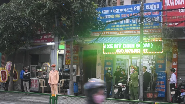 Chặn đường để... sửa lốp, khủng bố bằng gạch - Muôn trò chèn ép xe khách của Giám đốc giang hồ Cường Dụ - Ảnh 5. Chặn đường để... sửa lốp, khủng bố bằng gạch - Muôn trò chèn ép xe khách của Giám đốc giang hồ Cường Dụ - Ảnh 5.