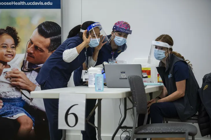 Mỹ ban hành chiến lược quốc gia siết chặt kiểm soát dịch COVID-19 - Ảnh 2.