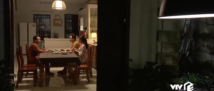 Trở về giữa yêu thương - Tập 2: Bất tiện cảnh sống chung với bố chồng, Yến (Việt Hoa) đòi ra ở riêng - Ảnh 1. Trở về giữa yêu thương - Tập 2: Bất tiện cảnh sống chung với bố chồng, Yến (Việt Hoa) đòi ra ở riêng - Ảnh 1.