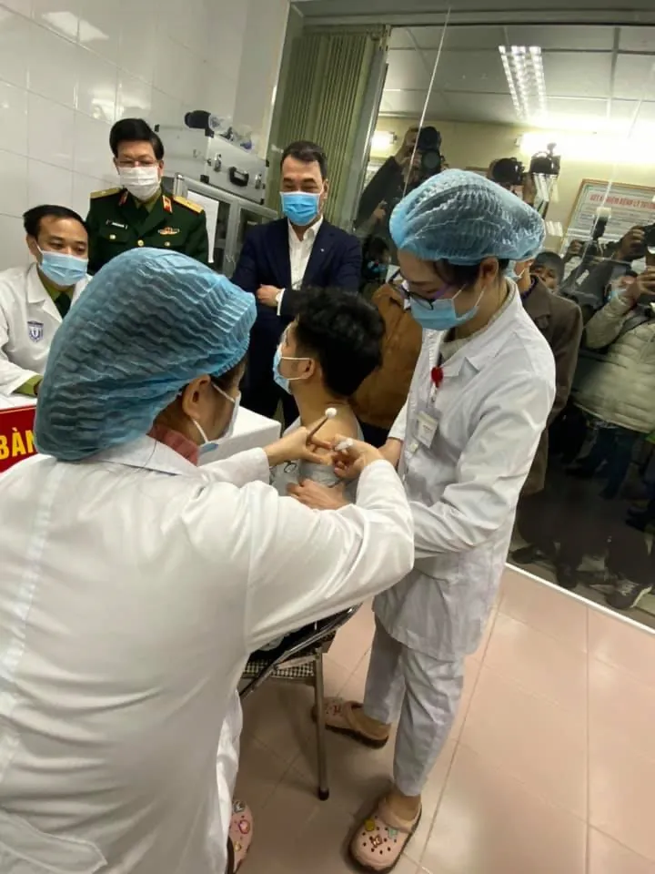 Tiêm thử nghiệm vaccine phòng COVID-19 cho 3 tình nguyện viên tại Việt Nam - Ảnh 2. Tiêm thử nghiệm vaccine phòng COVID-19 cho 3 tình nguyện viên tại Việt Nam - Ảnh 2.