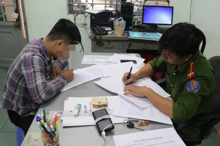 Xử phạt “quái xế” bốc đầu xe máy, khoe “chiến tích” trên mạng xã hội - Ảnh 1. Xử phạt “quái xế” bốc đầu xe máy, khoe “chiến tích” trên mạng xã hội - Ảnh 1.