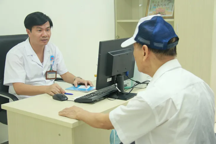 Cảnh báo bệnh liệt mặt, méo miệng khi trời trở lạnh - Ảnh 1.