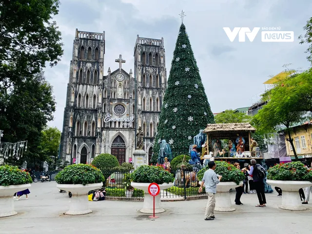 Người dân phải đeo khẩu trang khi tới nhà thờ dịp lễ Giáng sinh - Ảnh 1. Người dân phải đeo khẩu trang khi tới nhà thờ dịp lễ Giáng sinh - Ảnh 1.