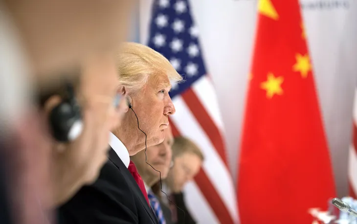 Reuters: Chính quyền Trump sắp đưa hàng chục công ty Trung Quốc vào danh sách đen - Ảnh 1.