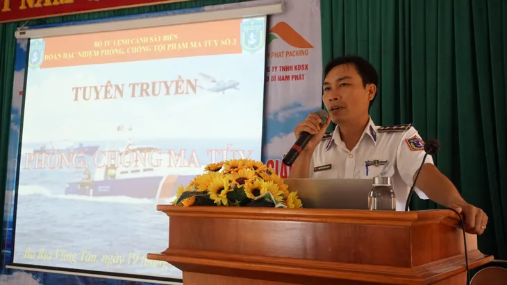 Cảnh sát biển tặng quà cho các gia đình tôn giáo có hoàn cảnh khó khăn - Ảnh 2. Cảnh sát biển tặng quà cho các gia đình tôn giáo có hoàn cảnh khó khăn - Ảnh 2.