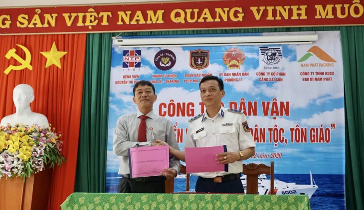 Cảnh sát biển tặng quà cho các gia đình tôn giáo có hoàn cảnh khó khăn - Ảnh 1. Cảnh sát biển tặng quà cho các gia đình tôn giáo có hoàn cảnh khó khăn - Ảnh 1.