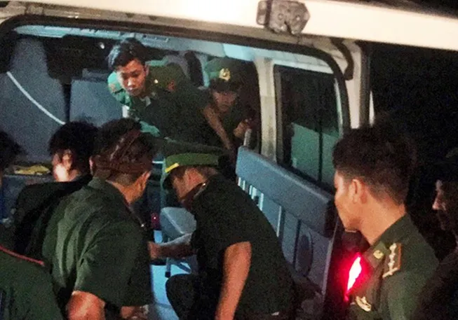 Đưa các thuyền viên tàu Panama gặp nạn trên biển vào đất liền an toàn - Ảnh 1. Đưa các thuyền viên tàu Panama gặp nạn trên biển vào đất liền an toàn - Ảnh 1.
