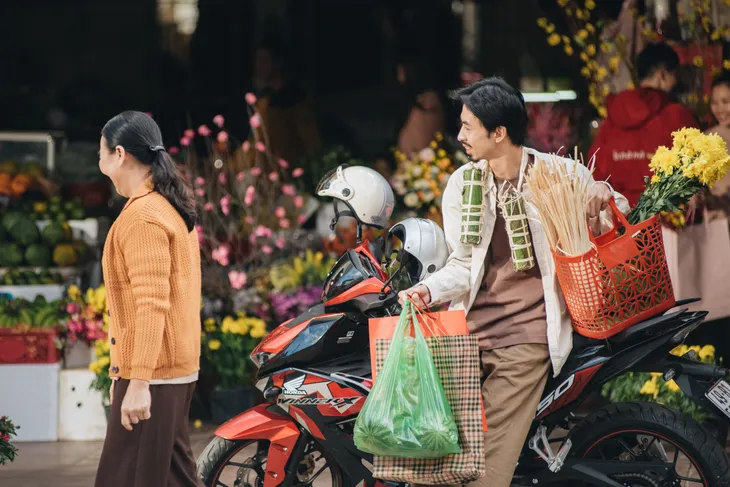 MV Đi về nhà của Đen Vâu tưng bừng không khí Tết - Ảnh 1. MV Đi về nhà của Đen Vâu tưng bừng không khí Tết - Ảnh 1.