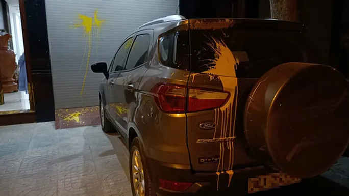Truy tìm kẻ xấu liên tục khủng bố bằng chất bẩn vào nhà phóng viên - Ảnh 1. Truy tìm kẻ xấu liên tục khủng bố bằng chất bẩn vào nhà phóng viên - Ảnh 1.