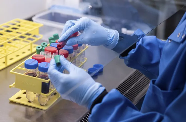Pfizer và BioNTech nộp đơn xin cấp phép khẩn cấp vaccine phòng COVID-19 tại EU - Ảnh 1. Pfizer và BioNTech nộp đơn xin cấp phép khẩn cấp vaccine phòng COVID-19 tại EU - Ảnh 1.