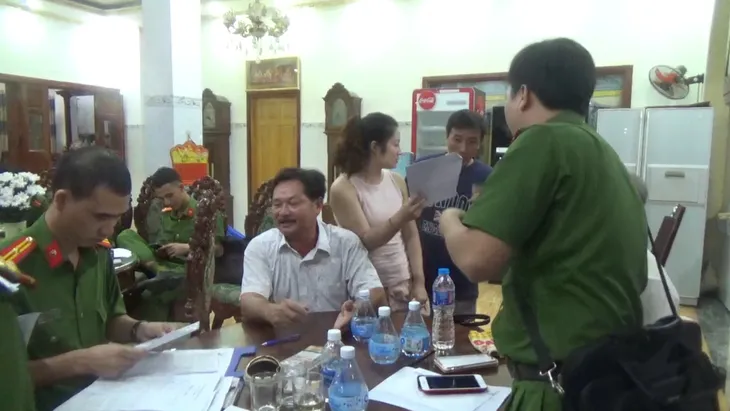 Thu giữ hàng trăm sổ đỏ, 2 khẩu súng trong biệt thự dát vàng của Thiện Soi - Ảnh 1. Thu giữ hàng trăm sổ đỏ, 2 khẩu súng trong biệt thự dát vàng của Thiện Soi - Ảnh 1.