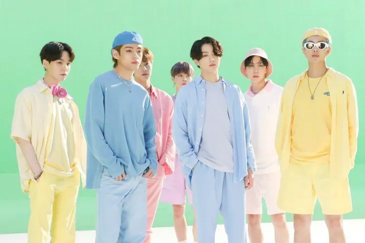 BTS bán đấu giá trang phục Dynamite - Ảnh 1. BTS bán đấu giá trang phục Dynamite - Ảnh 1.