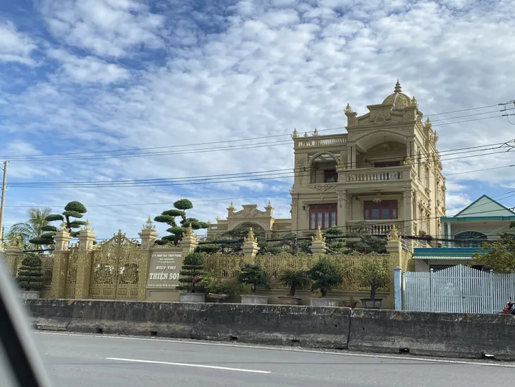 Thu giữ hàng trăm sổ đỏ, 2 khẩu súng trong biệt thự dát vàng của Thiện Soi - Ảnh 4. Thu giữ hàng trăm sổ đỏ, 2 khẩu súng trong biệt thự dát vàng của Thiện Soi - Ảnh 4.
