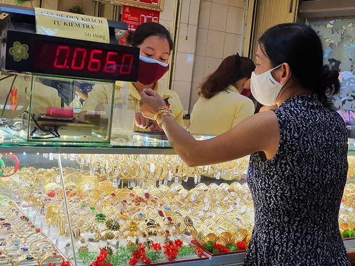 Giá vàng được dự báo tiếp tục tăng trong dài hạn - Ảnh 1. Giá vàng được dự báo tiếp tục tăng trong dài hạn - Ảnh 1.