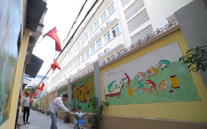 Người họa sĩ già làm đẹp khu dân cư bằng tranh tường dân gian - Ảnh 1. Người họa sĩ già làm đẹp khu dân cư bằng tranh tường dân gian - Ảnh 1.