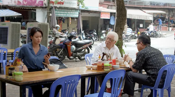 Hướng dương ngược nắng - Tập 4: Minh (Thu Trang) doạ tụt quần, đánh Trí (Đình Tú) ngay giữa Cao dược - Ảnh 2. Hướng dương ngược nắng - Tập 4: Minh (Thu Trang) doạ tụt quần, đánh Trí (Đình Tú) ngay giữa Cao dược - Ảnh 2.