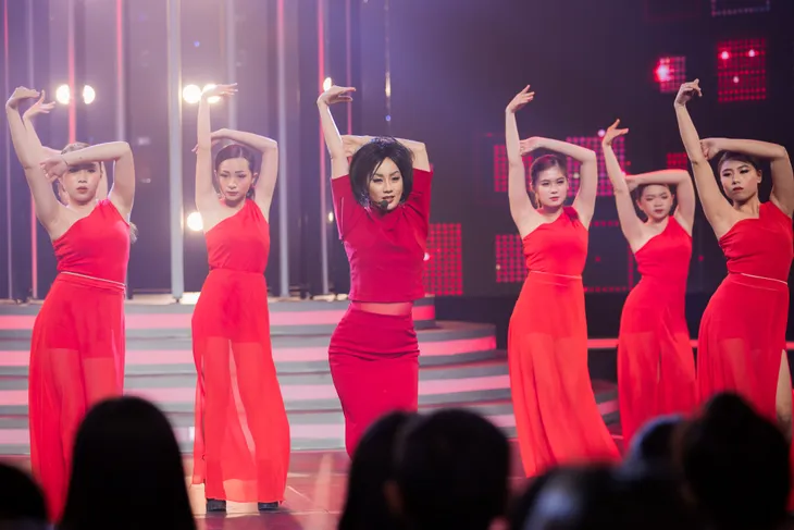 Cara giành nhất tuần lần 2 khi hóa thân thành Donna Summer khiến fan phấn khích - Ảnh 3. Cara giành nhất tuần lần 2 khi hóa thân thành Donna Summer khiến fan phấn khích - Ảnh 3.