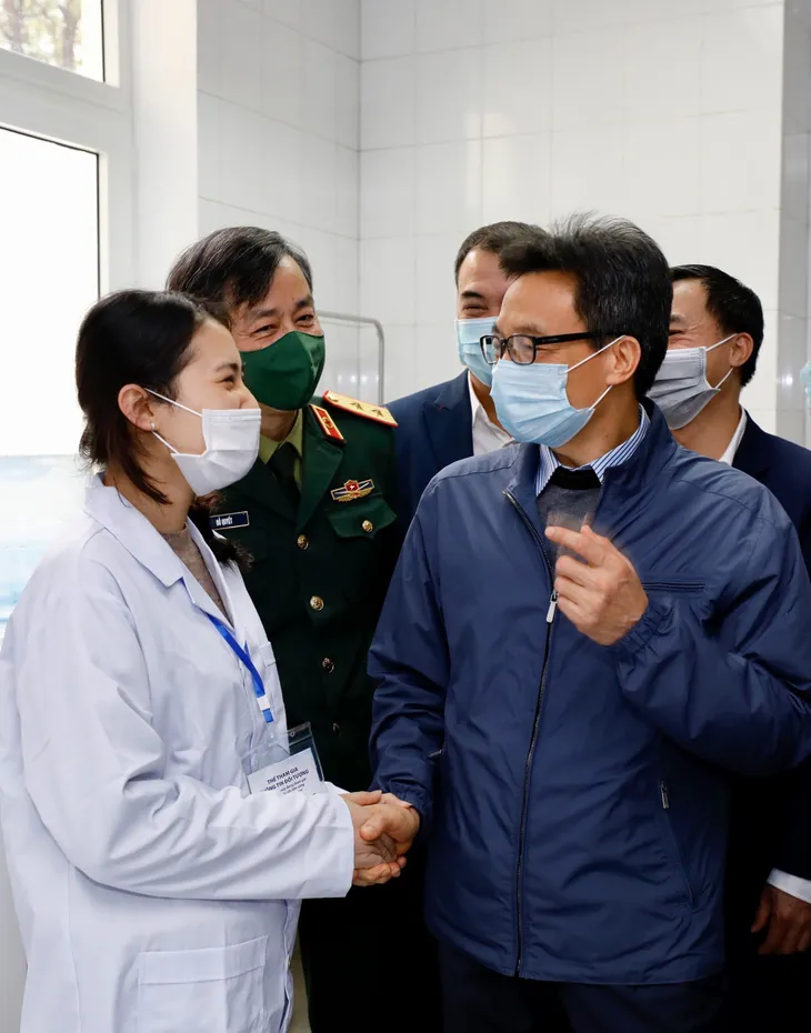 PTTg Vũ Đức Đam thăm các tình nguyện viên đầu tiên thử nghiệm vaccine ngừa COVID-19 - Ảnh 2. PTTg Vũ Đức Đam thăm các tình nguyện viên đầu tiên thử nghiệm vaccine ngừa COVID-19 - Ảnh 2.