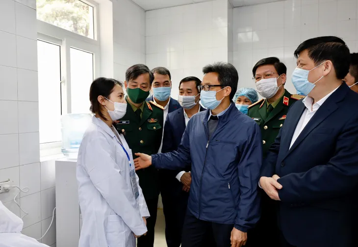 PTTg Vũ Đức Đam thăm các tình nguyện viên đầu tiên thử nghiệm vaccine ngừa COVID-19 - Ảnh 3. PTTg Vũ Đức Đam thăm các tình nguyện viên đầu tiên thử nghiệm vaccine ngừa COVID-19 - Ảnh 3.