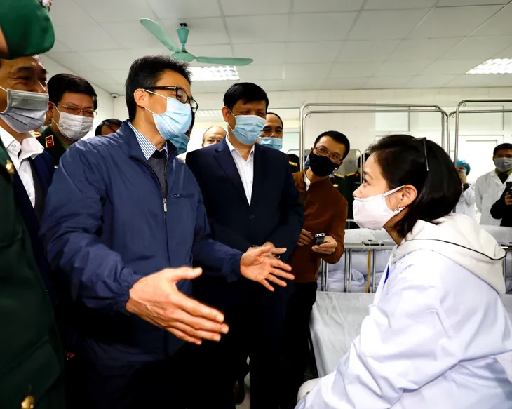 PTTg Vũ Đức Đam thăm các tình nguyện viên đầu tiên thử nghiệm vaccine ngừa COVID-19 - Ảnh 4. PTTg Vũ Đức Đam thăm các tình nguyện viên đầu tiên thử nghiệm vaccine ngừa COVID-19 - Ảnh 4.