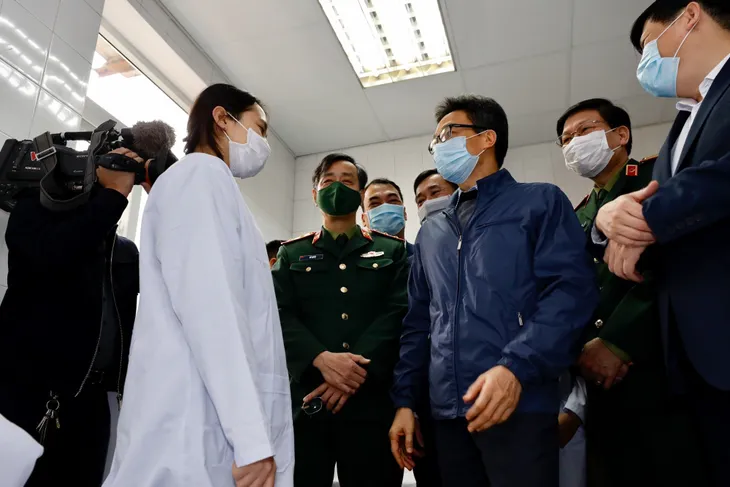 PTTg Vũ Đức Đam thăm các tình nguyện viên đầu tiên thử nghiệm vaccine ngừa COVID-19 - Ảnh 6. PTTg Vũ Đức Đam thăm các tình nguyện viên đầu tiên thử nghiệm vaccine ngừa COVID-19 - Ảnh 6.