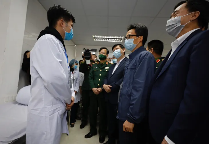 PTTg Vũ Đức Đam thăm các tình nguyện viên đầu tiên thử nghiệm vaccine ngừa COVID-19 - Ảnh 7. PTTg Vũ Đức Đam thăm các tình nguyện viên đầu tiên thử nghiệm vaccine ngừa COVID-19 - Ảnh 7.