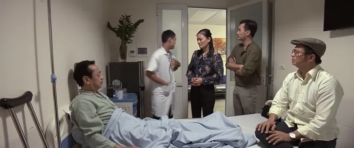 Trở về giữa yêu thương - Tập 4: Ông Phương ốm nằm viện, con cái loạn lên vì bận không ai chăm bố - Ảnh 1. Trở về giữa yêu thương - Tập 4: Ông Phương ốm nằm viện, con cái loạn lên vì bận không ai chăm bố - Ảnh 1.