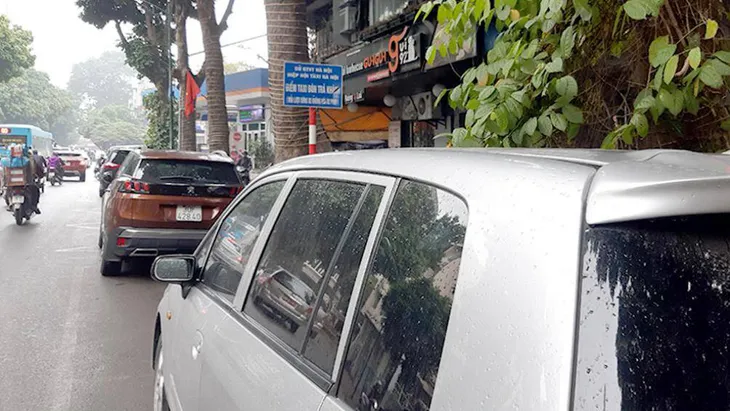 Hà Nội nghiên cứu mở thêm điểm dừng đỗ dành riêng cho taxi - Ảnh 1. Hà Nội nghiên cứu mở thêm điểm dừng đỗ dành riêng cho taxi - Ảnh 1.