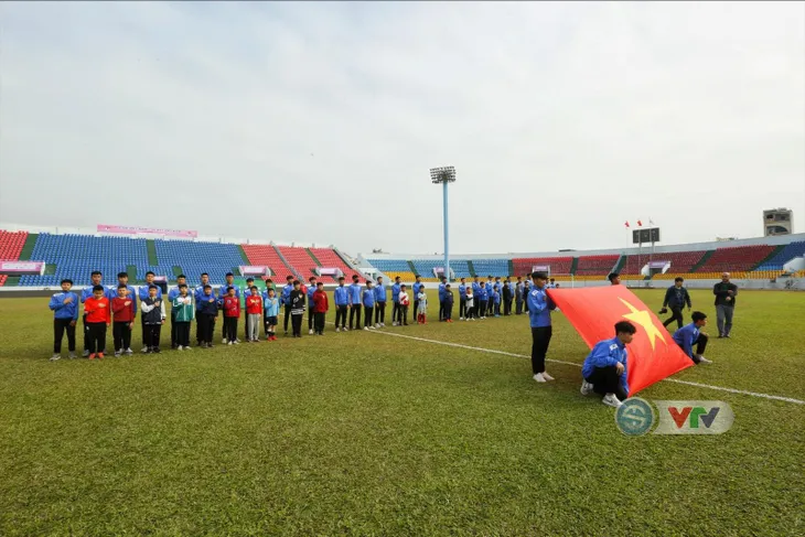 Sân Cẩm Phả sẵn sàng cho trận đấu giữa ĐT Việt Nam - ĐT U22 Việt Nam - Ảnh 4. Sân Cẩm Phả sẵn sàng cho trận đấu giữa ĐT Việt Nam - ĐT U22 Việt Nam - Ảnh 4.